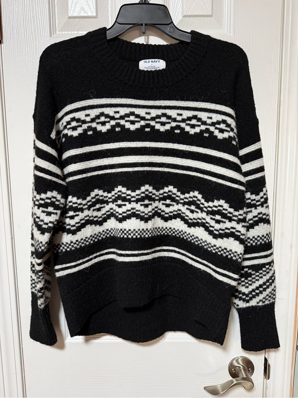 Old Navy Black & White Patterned Crewneck Sweater -